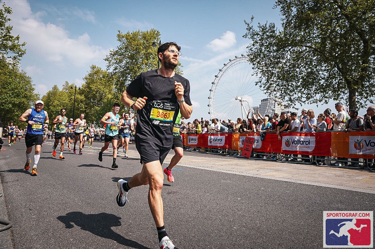 Jonah Rosner running in a road race
